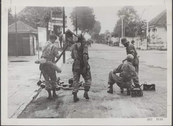 Pasukan Belanda bergerak maju untuk merebut Yogyakarta dari tangan Republik Indonesia pada agresi militer ke-2, 19 Desember 1948