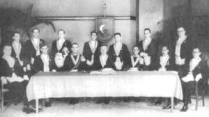 Foto khidmat dari tahun 1934. Di belakang meja pengurus dari Loji Mataram duduk anggota bersuku Jawa, yaitu Paku Alam VIII, Pangeran Soerjoatmodjo, Raden Soedjono Tirtokoesoemo dan R.M.A.A Tjokroadikoesoemoe. (Dok. Theo Stevens) Baca artikel CNN Indonesia "Beda Nasib Freemasonry pada Era Bung Karno dan Gus Dur" selengkapnya di sini: https://www.cnnindonesia.com/nasional/20160201211154-20-108172/beda-nasib-freemasonry-pada-era-bung-karno-dan-gus-dur. Download Apps CNN Indonesia sekarang https://app.cnnindonesia.com/
