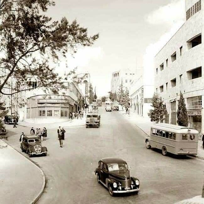 Pada tahun 1940, Haifa merupakan kota penting di Palestina yang terletak di pesisir Laut Tengah. Pada waktu itu, kota ini adalah pusat ekonomi dan perdagangan yang vital di wilayah tersebut. Haifa juga memiliki pelabuhan yang strategis dan merupakan pusat industri utama di Palestina.