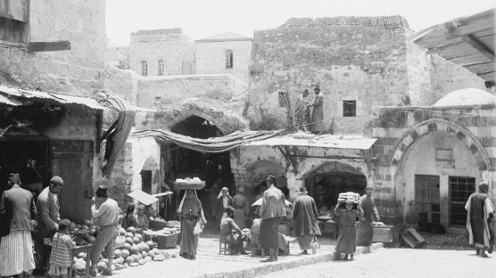 Yerusalem di tahun 1930an 


Artikel ini telah tayang di TribunJogja.com dengan judul 20 Foto Yerusalem Tempo Dulu, Saat Tiga Agama Hidup Harmonis Tanpa Konflik, https://jogja.tribunnews.com/2017/12/13/20-foto-yerusalem-tempo-dulu-saat-tiga-agama-hidup-harmonis-tanpa-konflik.