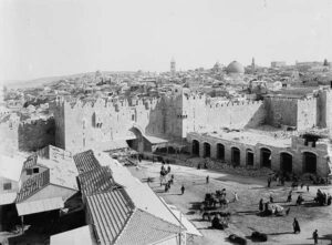fakta bahwa Palestina historis selalu memiliki populasi penduduk asli yang sehat. Sejak awal abad ke-19 dan awal abad ke-20 , [ 2] kaum Zionis dan para pendukungnya terus-menerus mengulang mitos: "Tanah tanpa rakyat, untuk rakyat tanpa tanah." Meskipun slogan ini mendorong emigrasi Yahudi ke Palestina historis, slogan ini juga membuka jalan bagi salah satu perampasan terbesar terhadap suatu kelompok etnis dalam sejarah modern.